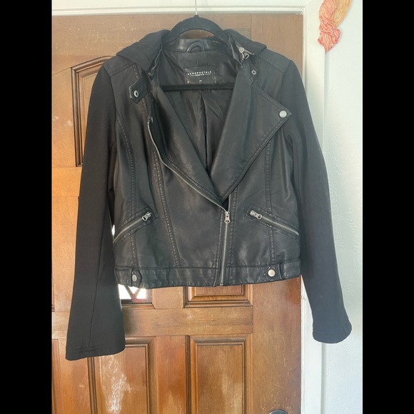 Aeropostale Jackets & Blazers - AEROPOSTALE black cropped faux leather cropped moto jacket with removable hood